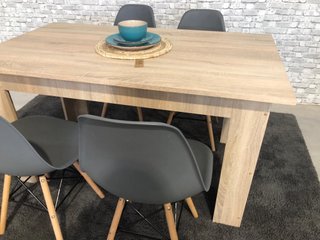 Mesa de comedor madera y 4 sillas grises