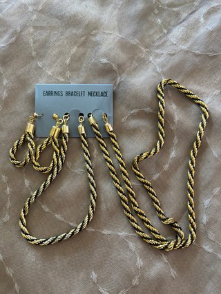 Conjunto de bisutería: collar, pulsera y pendiente