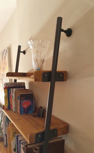 Estantería estilo industrial de madera y metal