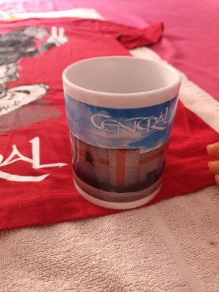 Pack de camiseta y taza CENTRAL.