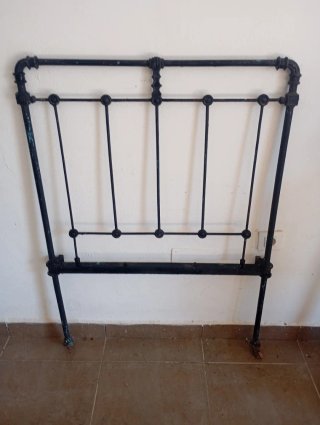 Cama de hierro antigua