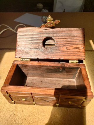 Caja de madera con detalles dorados