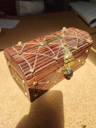 Caja de madera con detalles dorados