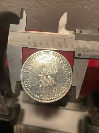 Moneda de plata con escudos