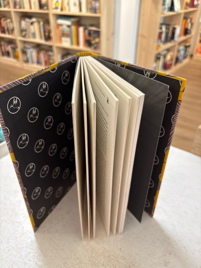 Flores y Biografía ilustrada de Mishima