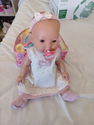 Muñeca con bolsa y accesorios de comida