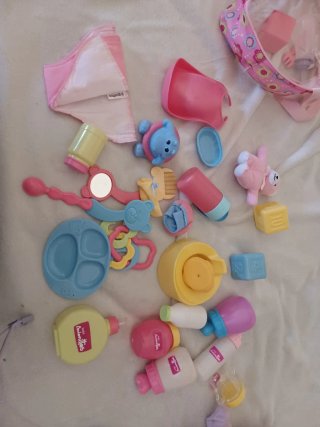 Muñeca con bolsa y accesorios de comida