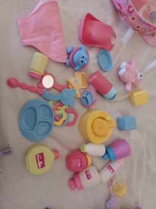 Muñeca con bolsa y accesorios de comida