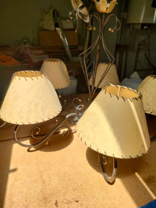 Lámpara de mesa beige y dorada