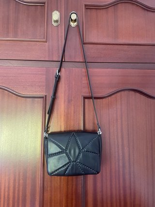 Bolso Negro Parfois con Tachuelas Estrella