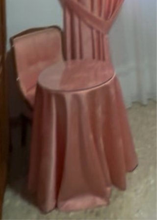 Mesa de comedor ovalada de madera con sillas