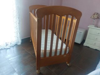 Cuna de madera para bebé