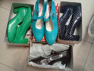 4Zapatos de tacón con lunares y lisos