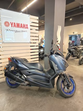 Yamaha XMAX 300 Negra y Azul