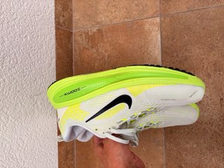 Nike Vomero 18 Verde y Blanco