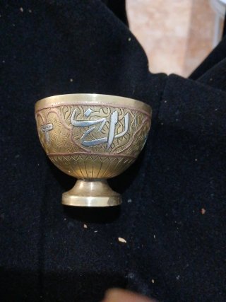 Copa antigua de latón con grabados