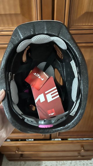 Casco de bici infantil rosa con letras