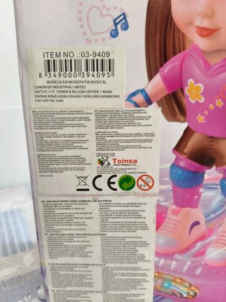 Muñeca con patinete eléctrico