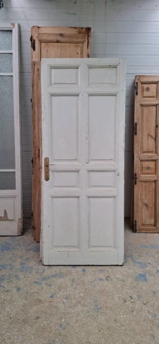 Puerta antigua de madera blanca
