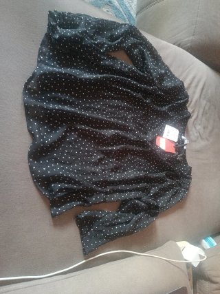 Blusa negra con lunares blancos