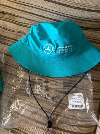 Chanclas Adidas Mercedes AMG F1 Talla 43 + gorro