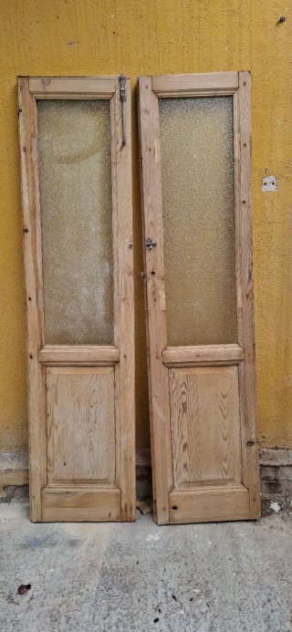 Puerta madera antigua con cristal