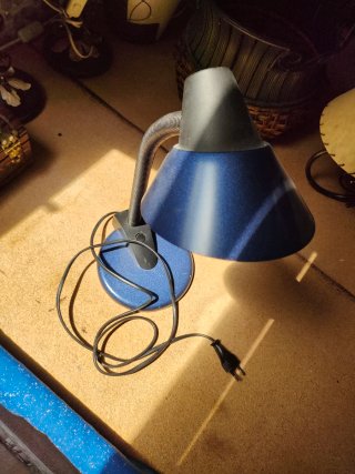 Lámpara de escritorio azul y negra
