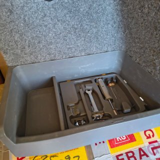 Caja herramientas original BMW maletero OEM