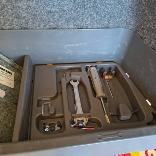 Caja herramientas original BMW maletero OEM
