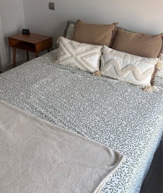 NEIDEN (estructura cama + somier) + 2 mesitas