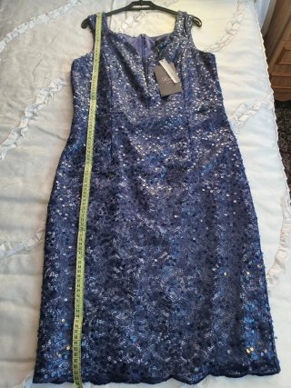 Vestido de encaje y lentejuelas.