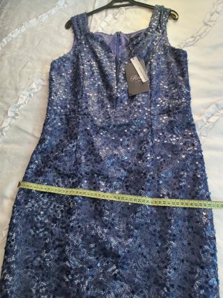 Vestido de encaje y lentejuelas.