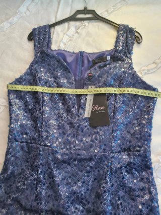Vestido de encaje y lentejuelas.