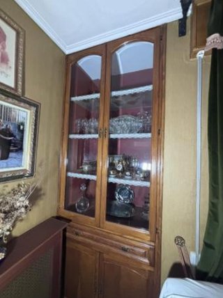 Vitrina rinconera de cristal y madera