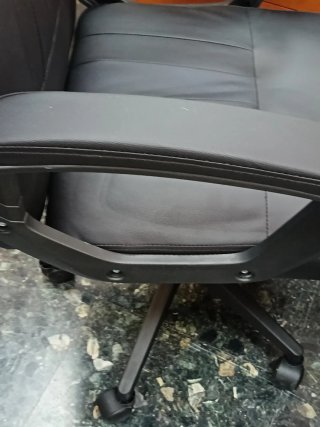 Silla de oficina polipiel negra
