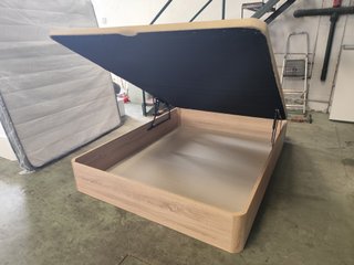 Canapé tapizado beige y madera