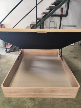 Canapé tapizado beige y madera