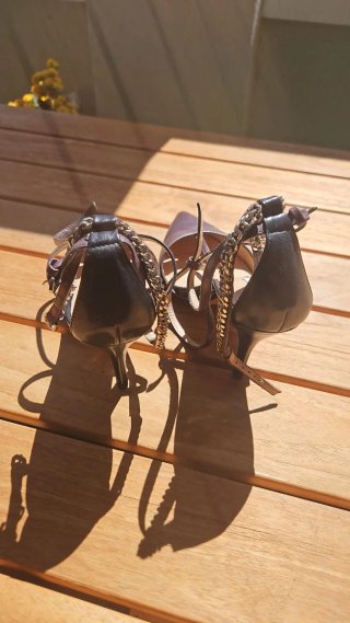 Zapatos T-Strap Puntiagudos Dorados y Morados