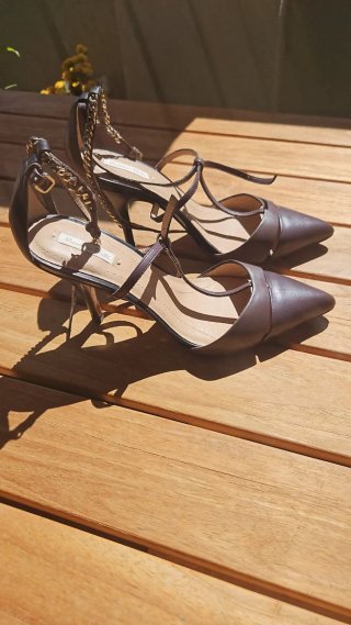 Zapatos T-Strap Puntiagudos Dorados y Morados