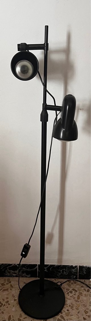 Lámpara de pie moderna negra