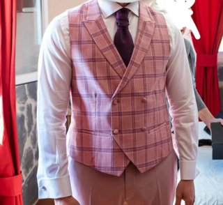 Traje de novio rosa y morado.