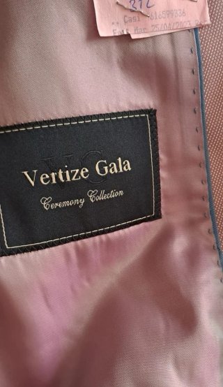 Traje de novio rosa y morado.