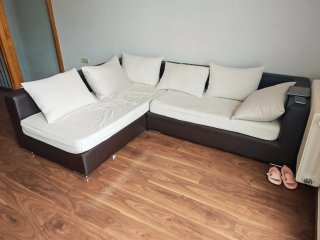 Sofá chaiselongue beige y marrón