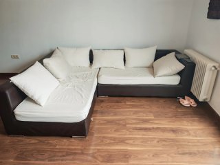 Sofá chaiselongue beige y marrón