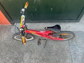 Bicicleta infantil roja