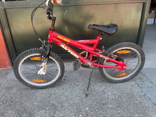 Bicicleta infantil roja