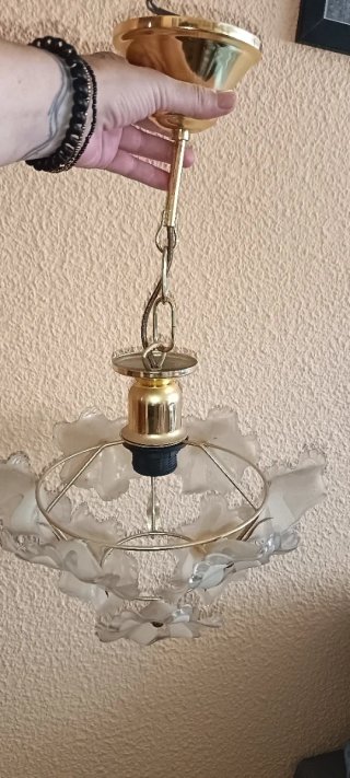 Lámpara de flor de cristal y metal dorada
