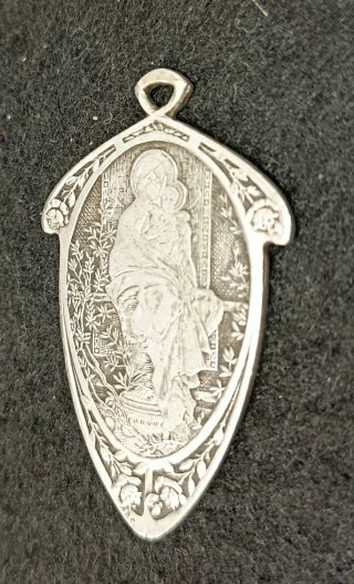 Medalla religiosa antigua estilo modernista