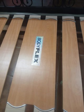 Cama juvenil negra y madera.205/96/94
