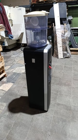 Fuente de agua con dispensador
